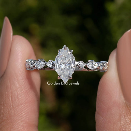Verlobungsring mit Marquise-Schliff Moissanit.