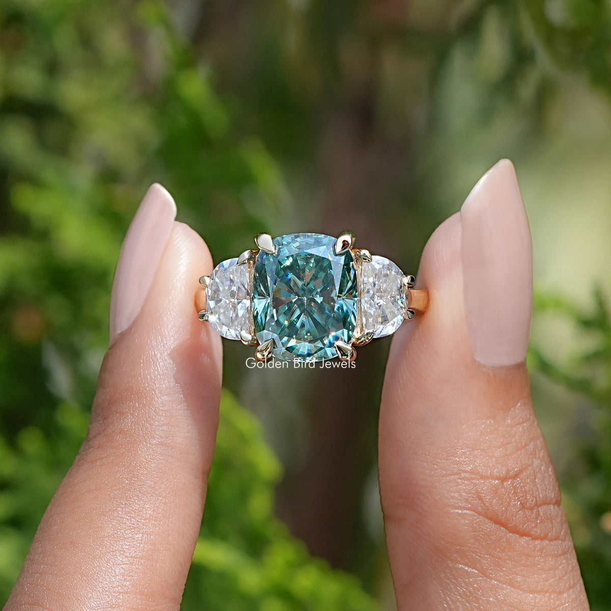 Länglicher grüner Moissanit-Ring mit drei Steinen im Kissenschliff