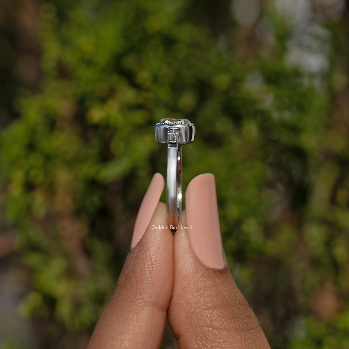 Elongierter Old Mine Kissen-Schliff Moissanit Drei-Steine-Ring