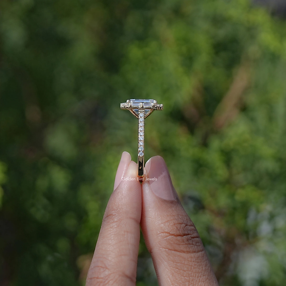 Halo-Verlobungsring mit Smaragd und Baguette-Moissanit