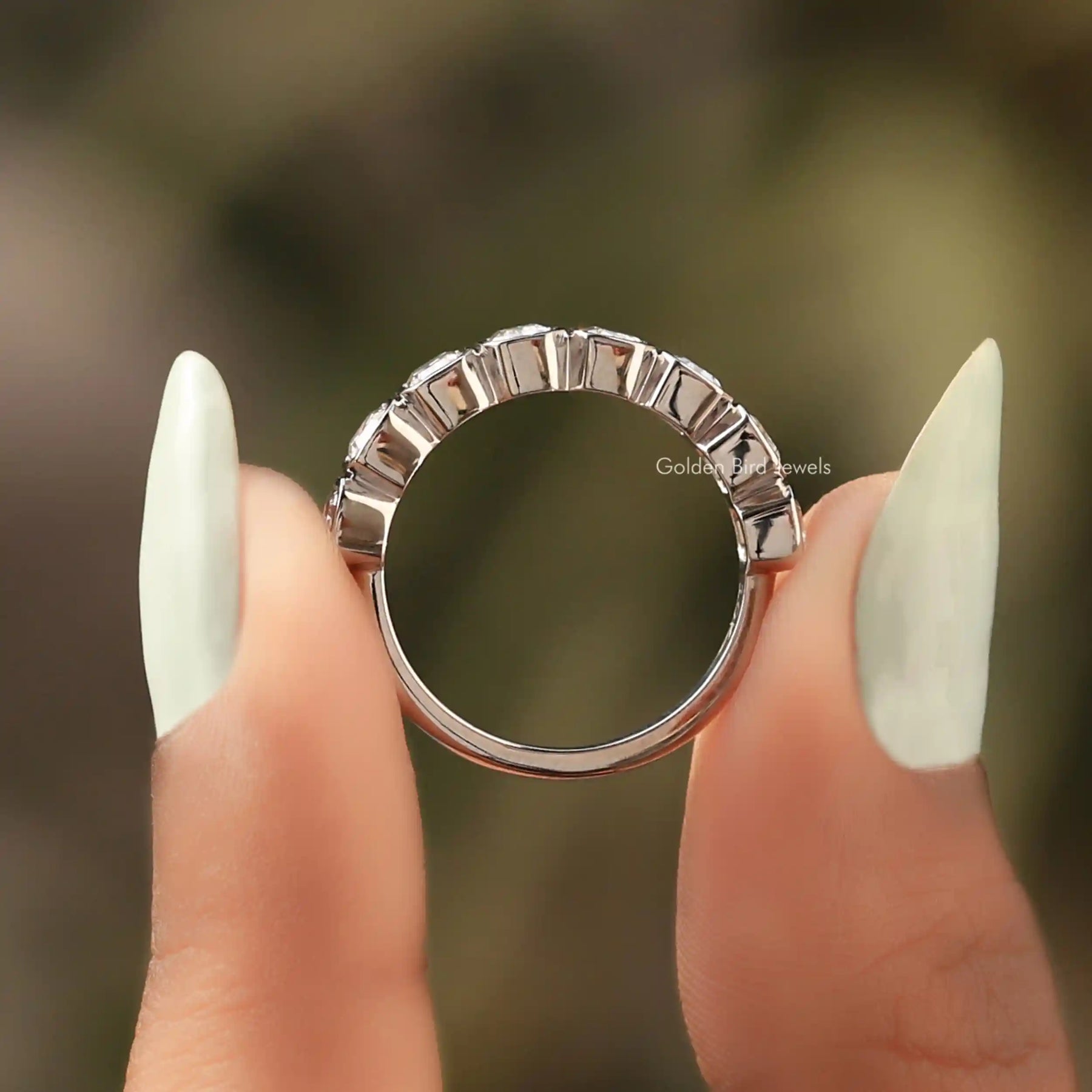 Halber Eternity-Ring im Smaragdschliff mit Moissanit als Hochzeitsset