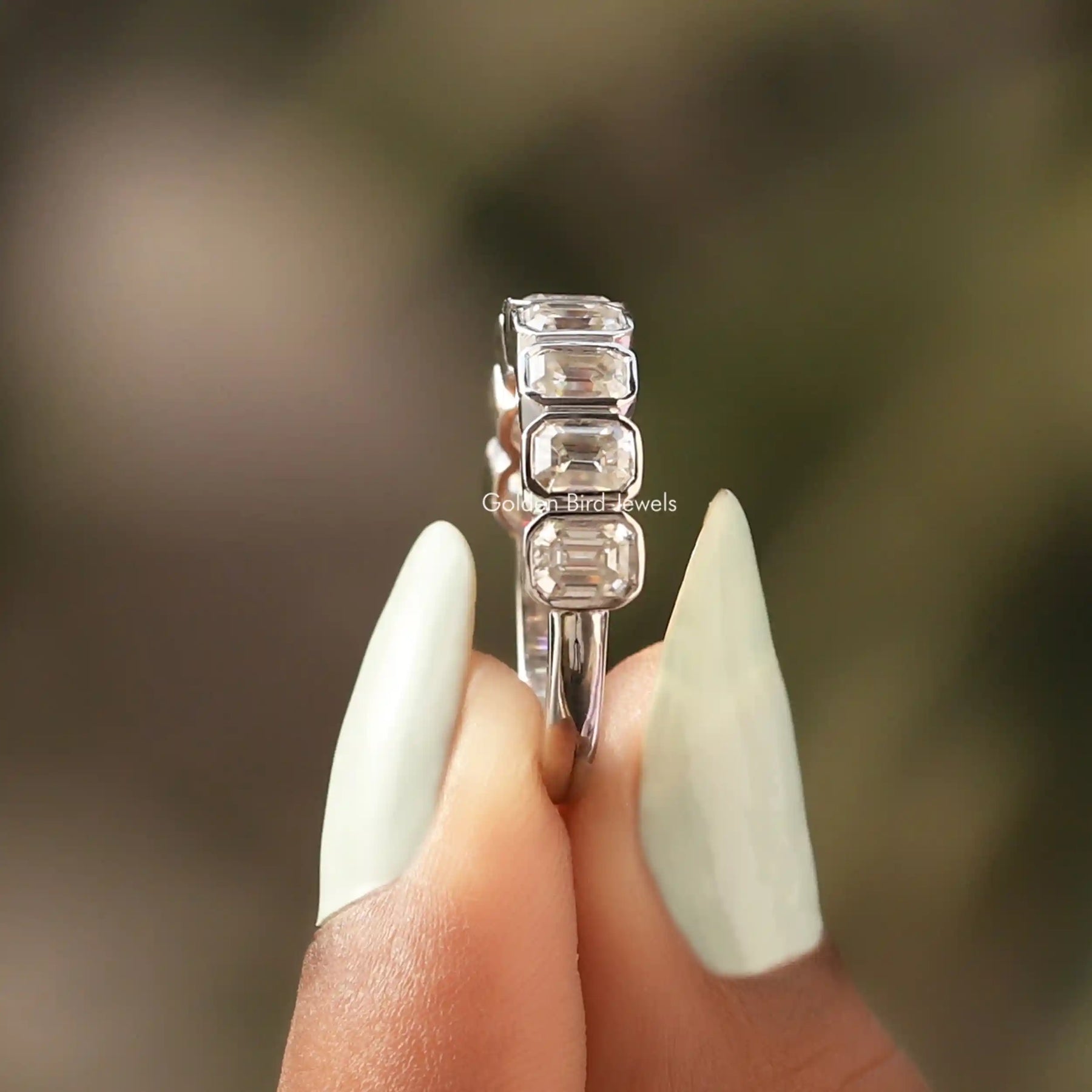 Halber Eternity-Ring im Smaragdschliff mit Moissanit als Hochzeitsset