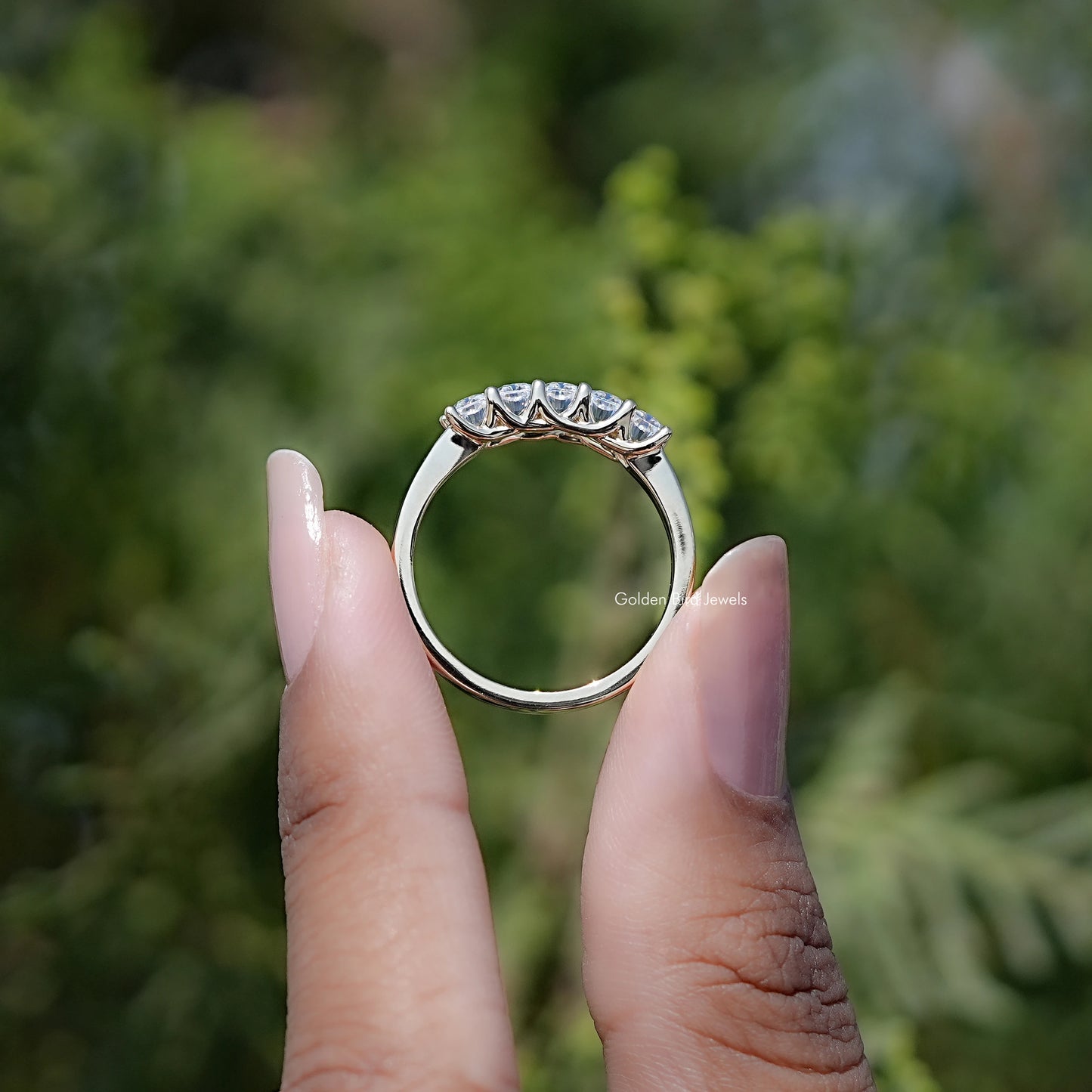 Moissanit-Ring mit fünf Steinen im Radiantschliff