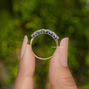 Ehering mit fünf Moissanit-Steinen im Rundschliff