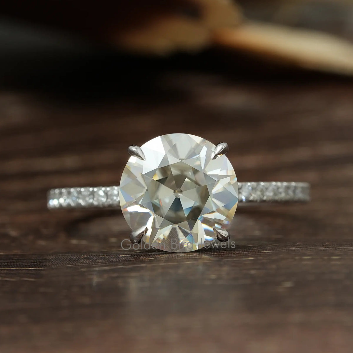 Alter europäischer Moissanit-Ring mit verstecktem Halo im Rundschliff