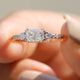 Ost-West strahlender Moissanite Verlobungsring 