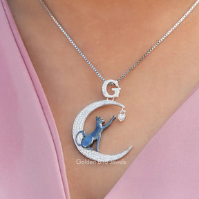 Geschenkanhänger mit Moissanit im Rundschliff, Katze und Mond