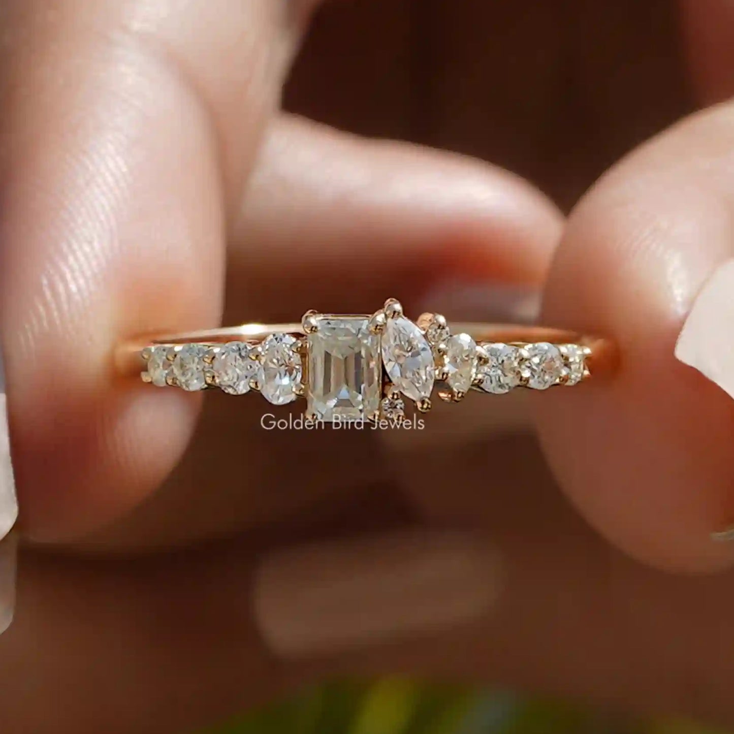Halber Eternity-Ring mit Moissanit im Smaragdschliff