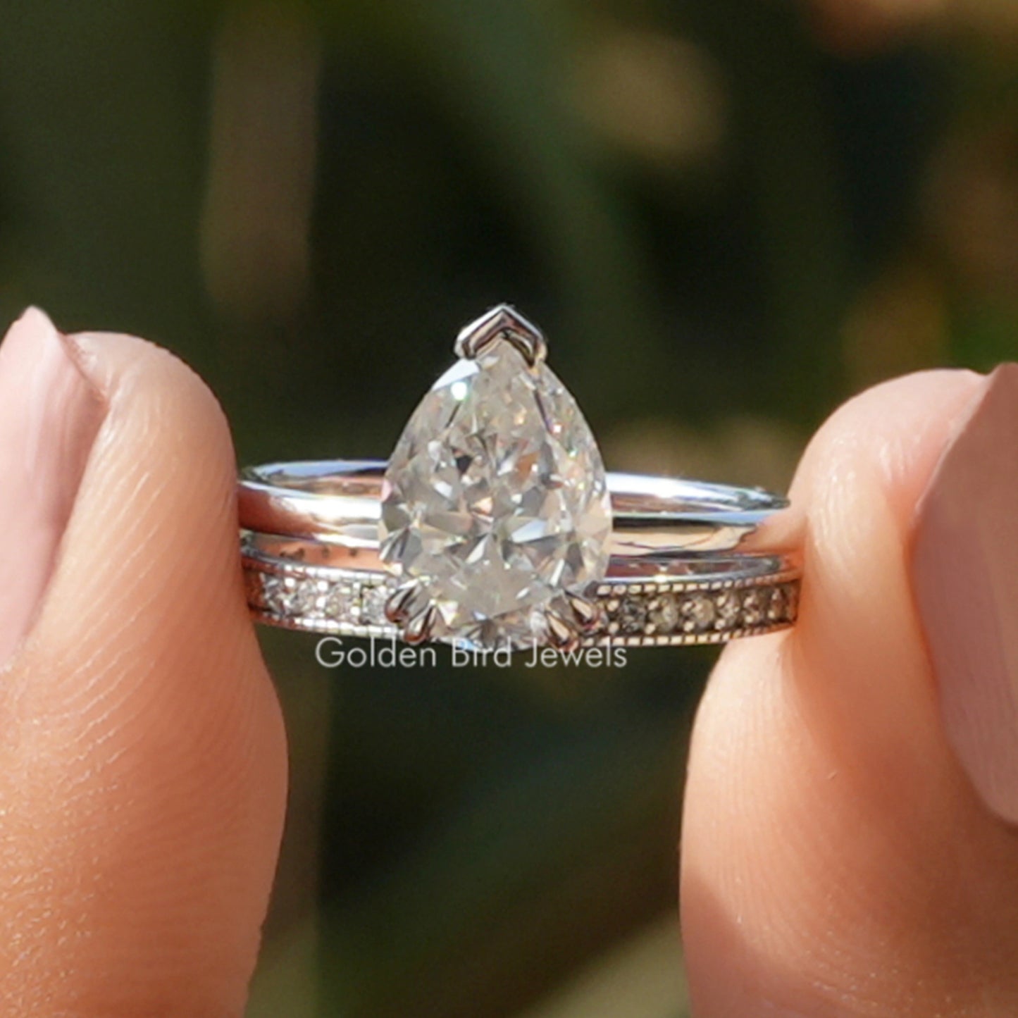 Birnenförmiger Moissanit-Ring mit verstecktem Halo und Ewigkeit-Band