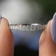 Farbloser Moissanit-Eternity-Ring im Rundschliff