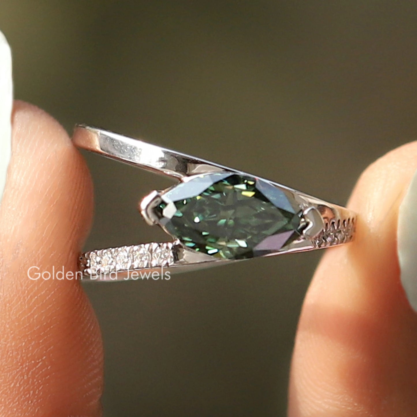 Verlobungsring mit Marquise geteiltem Schaft Moissanit