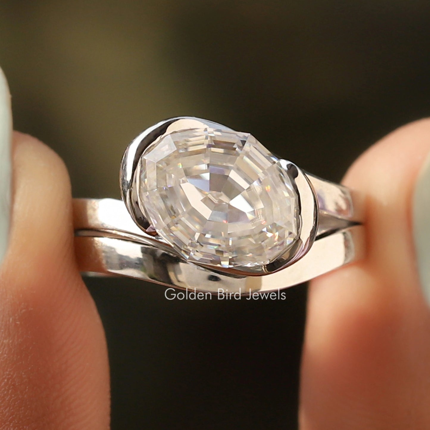 Stufen Schliff Oval Moissanit Bypass-Ring mit gewölbtem Band