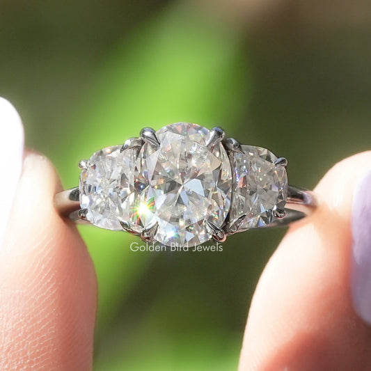 Ovaler und Halbmond Dreistein Moissanit Ring