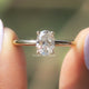 Moissanit Ovalschliff Versteckter Halo Ring