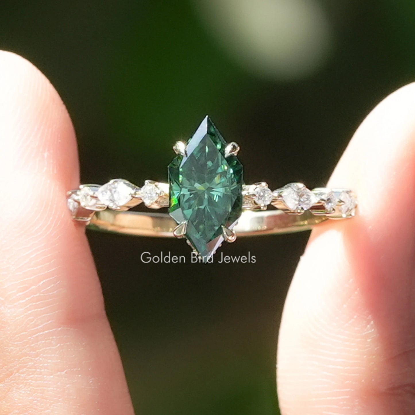 Grüner holländischer Marquise-Moissanit-Ring mit verstecktem Halo