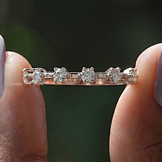 Zierlicher Halb-Eternity-Ring mit rundem Moissanit