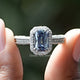 Doppelter Halo-Ring mit blauem Moissanit im Criss-Schliff