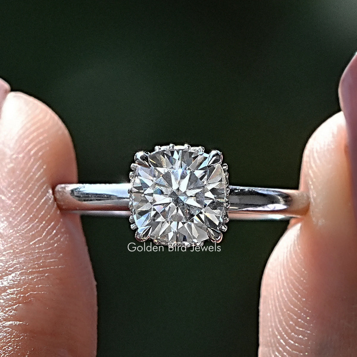 Kissenförmiger Labor-Diamant-Ring mit verstecktem Halo