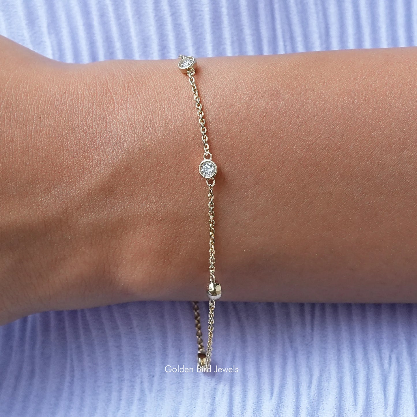 Kettenarmband mit Moissanit im Rundschliff und Fassung