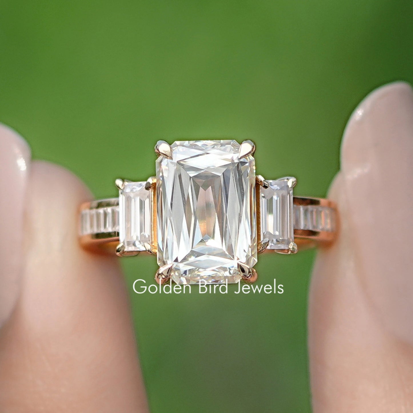 Moissanit-Ring mit drei Steinen im Criss-Schliff