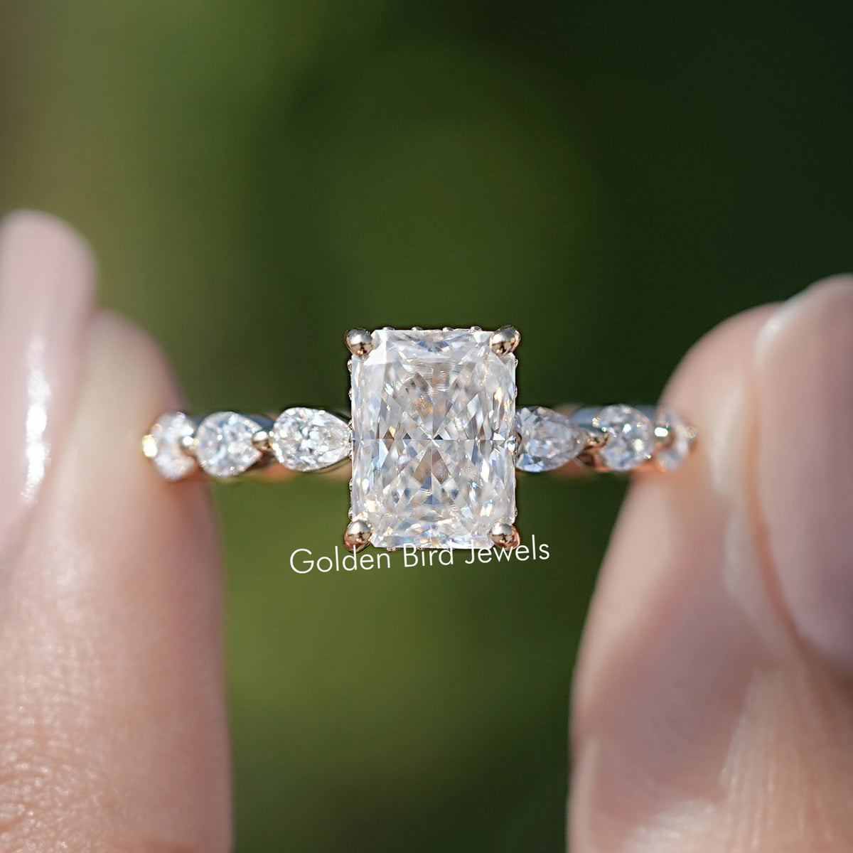 Moissanitring mit Strahlenschliff und verstecktem Halo im Crushed Ice-Stil
