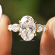 Ring mit Moissanit-Akzentstein im Oval- und Rundschliff