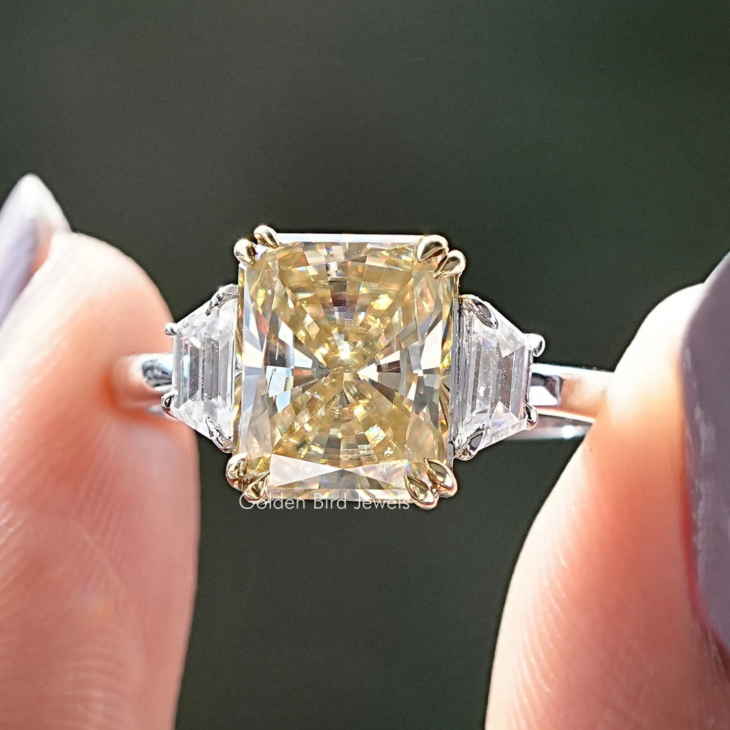 Drei Steine Gelber Radiant Cut Moissanit Ring
