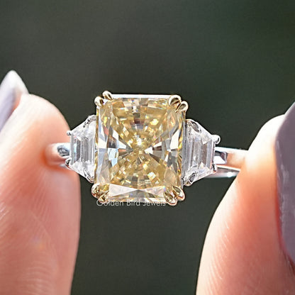 Drei Steine Gelber Radiant Cut Moissanit Ring
