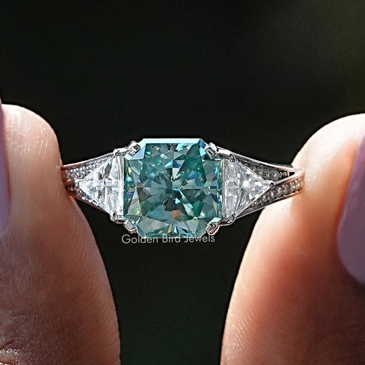 Ring mit blauem Moissanit-Akzentstein im Radiantschliff