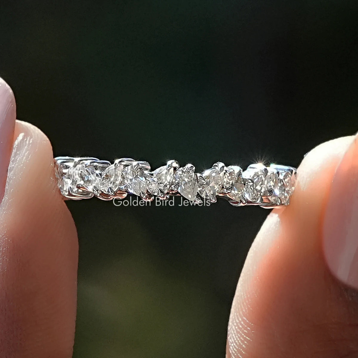 Halber Eternity-Ring mit Moissanit im Birnenschliff