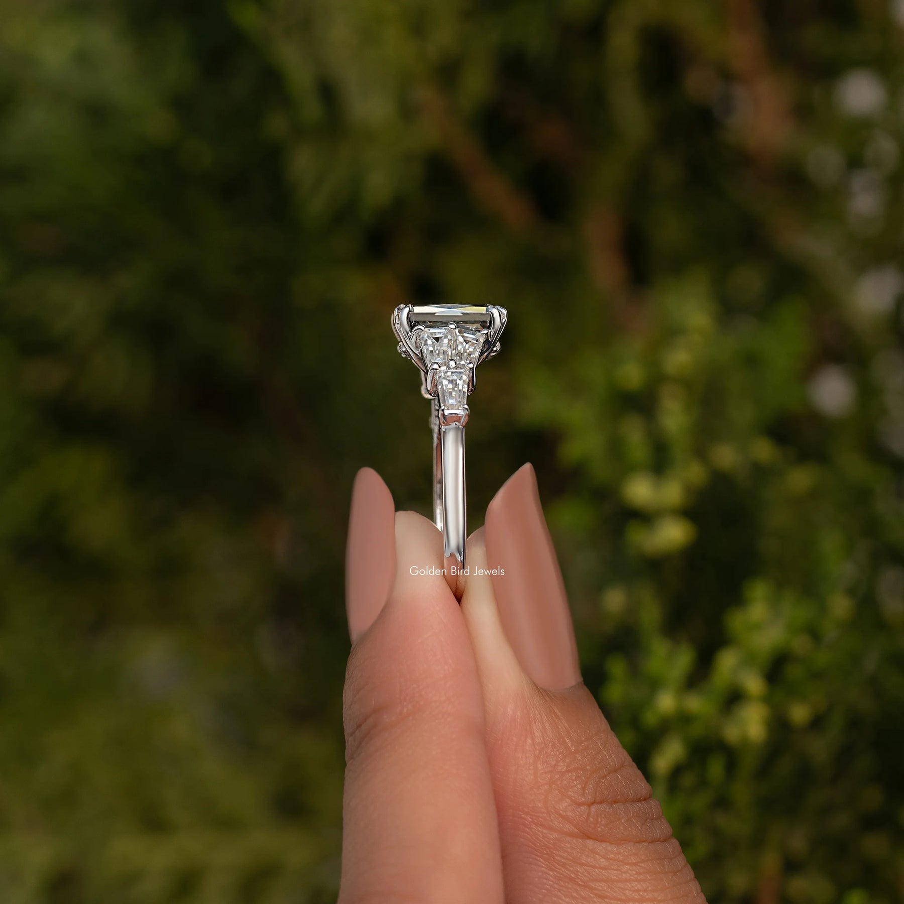 Grauer Criss-Cut Moissanit Bridge Accent Set Verlobungsring