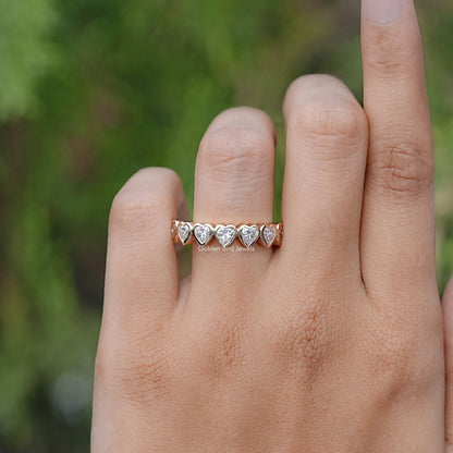 Eternity-Ring mit herzförmiger Moissanit-Lünette