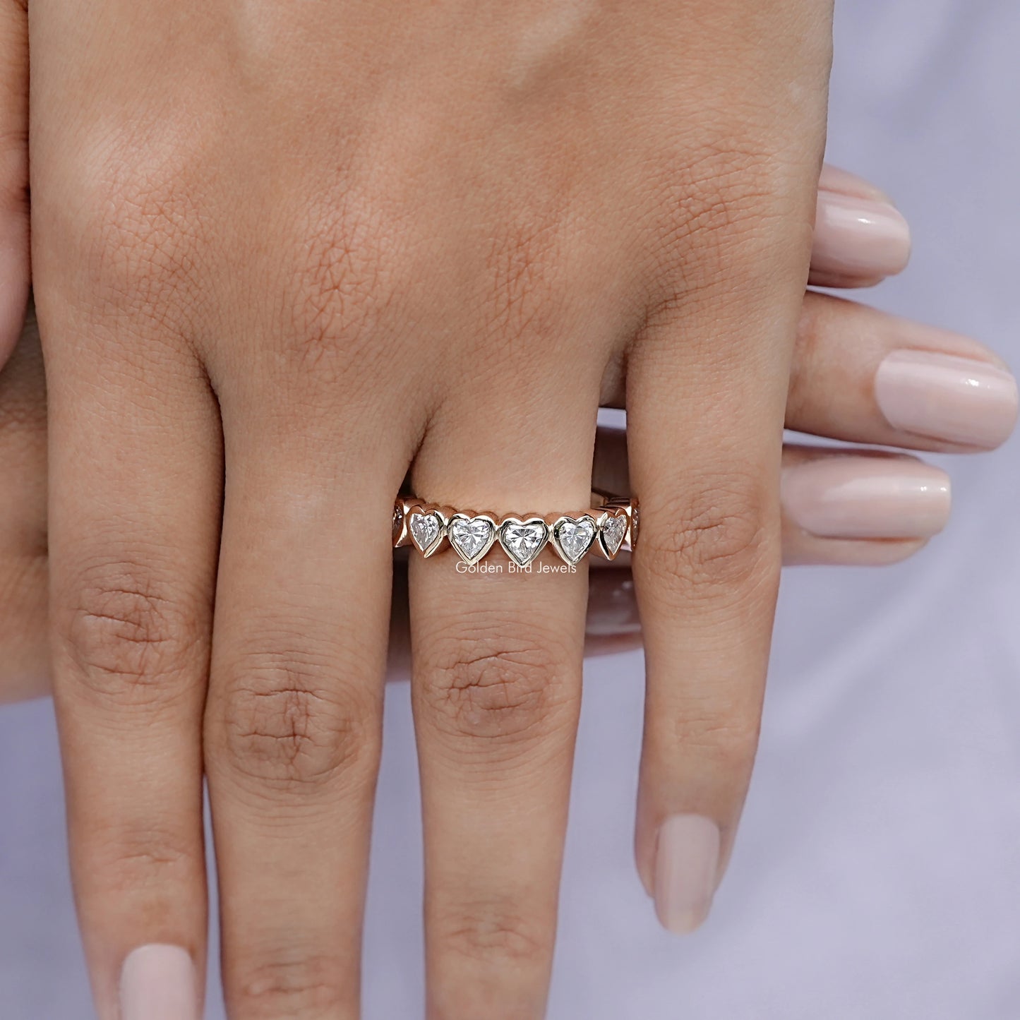 Eternity-Ring mit herzförmiger Moissanit-Lünette