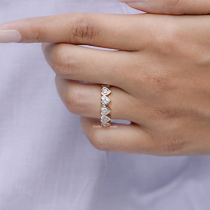 Eternity-Ring mit herzförmiger Moissanit-Lünette