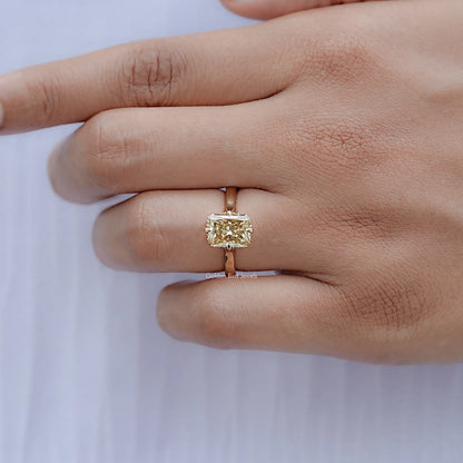 Gelber Radiant-Schliff-Moissanit-Verlobungsring mit verstecktem Halo