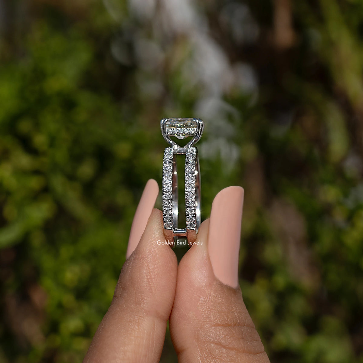 Unregelmäßiger Old Mine Kissen-Schliff Moissanit-Ring