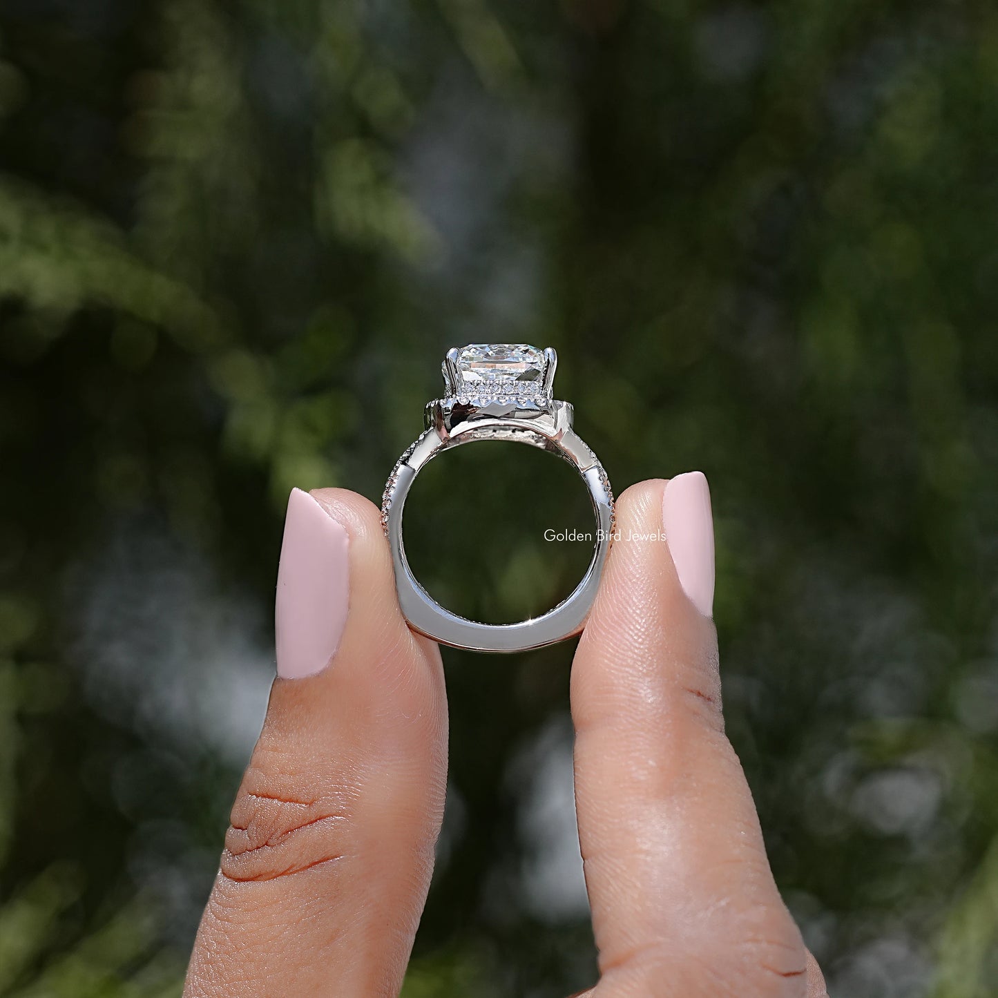 Verlobungsring mit quadratischem Labordiamant, Halo und gedrehter Ringschiene