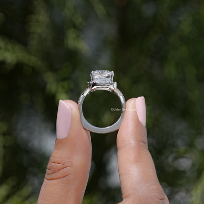 Verlobungsring mit quadratischem Labordiamant, Halo und gedrehter Ringschiene