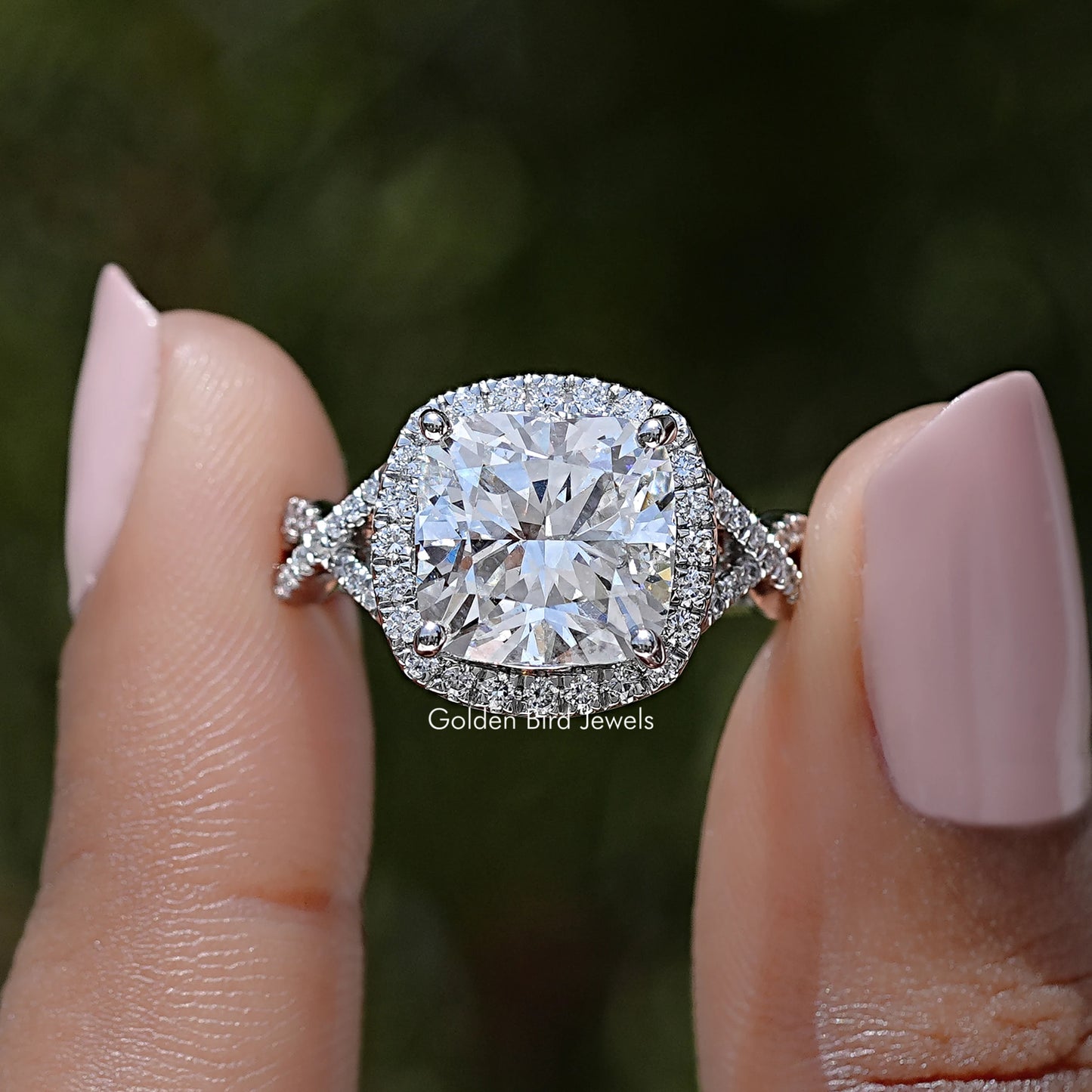 Verlobungsring mit quadratischem Labordiamant, Halo und gedrehter Ringschiene