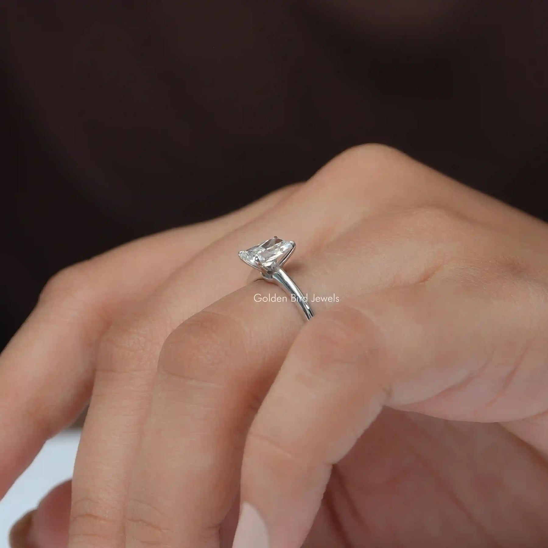 [Lab-Grown radiant cut anniversary ring withh VS clarity]