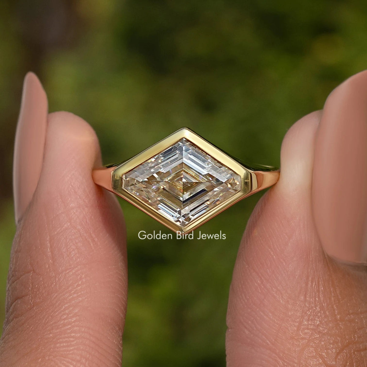 Modifizierter Solitärring mit Diamantschliff und Moissanit-Krappenbesatz