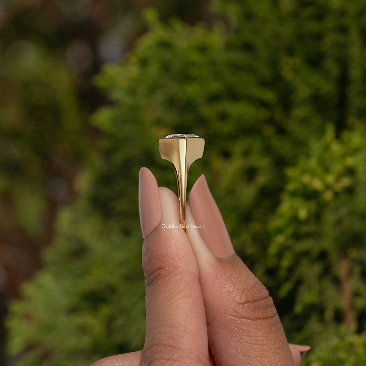 Modifizierter Solitärring mit Diamantschliff und Moissanit-Krappenbesatz