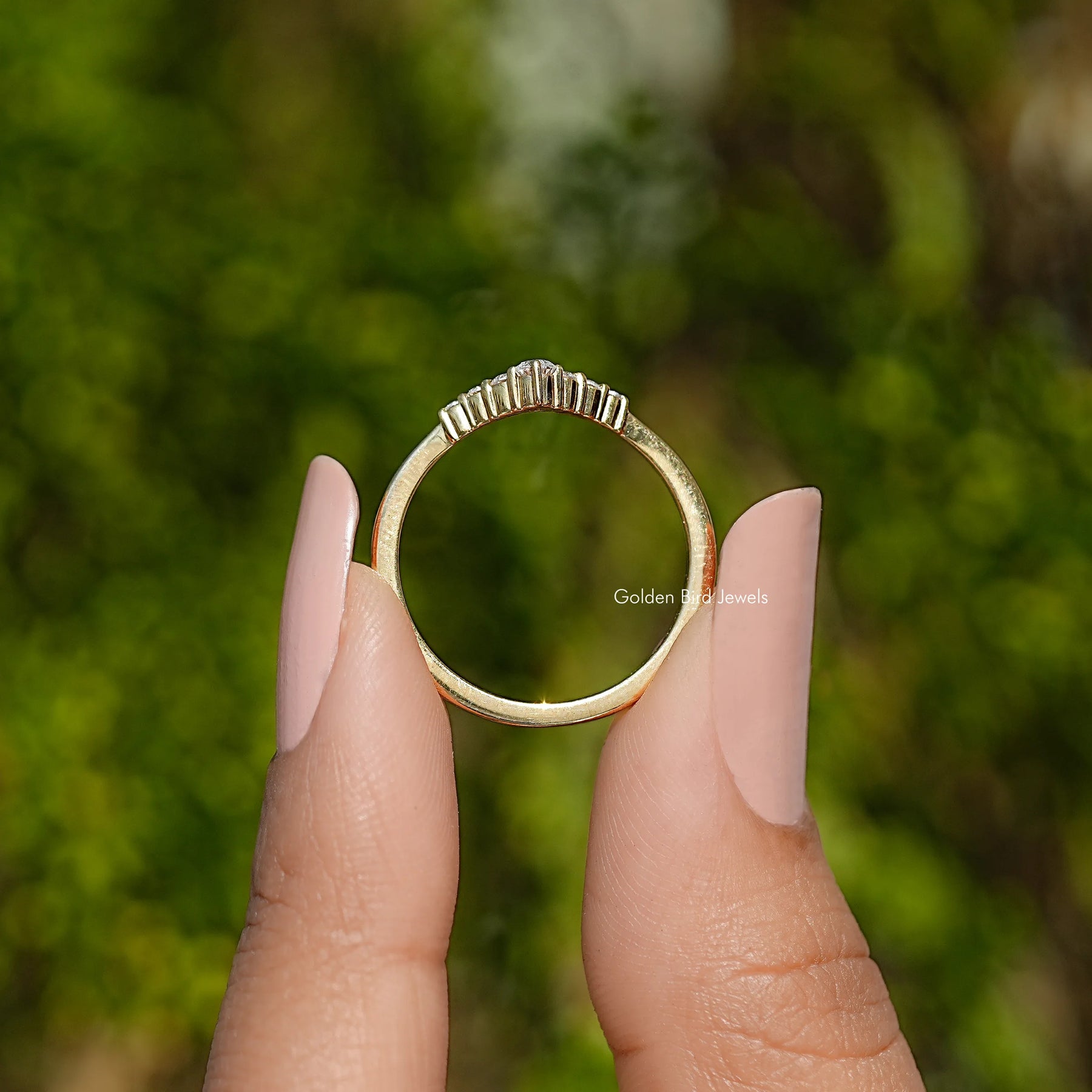 Moissanit-Ring in Gelbgold mit Chevron-V-Form