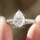 Ring mit Moissanit-Akzentstein im Birnenschliff