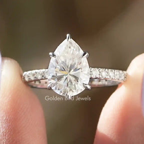 Ring mit Moissanit-Akzentstein im Birnenschliff
