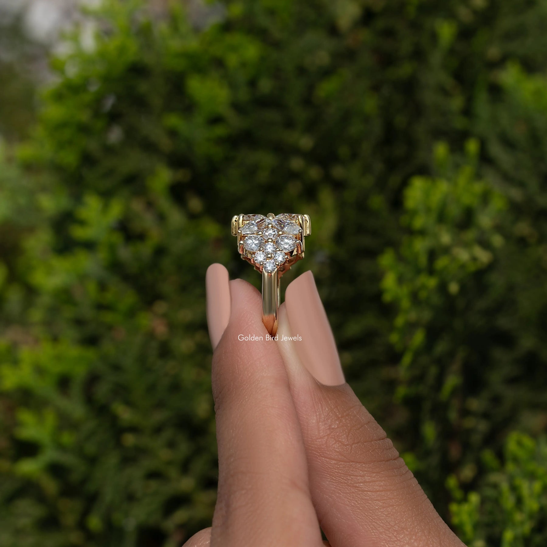 Vintage-Ring mit Moissanit im Marquise- und Rundschliff