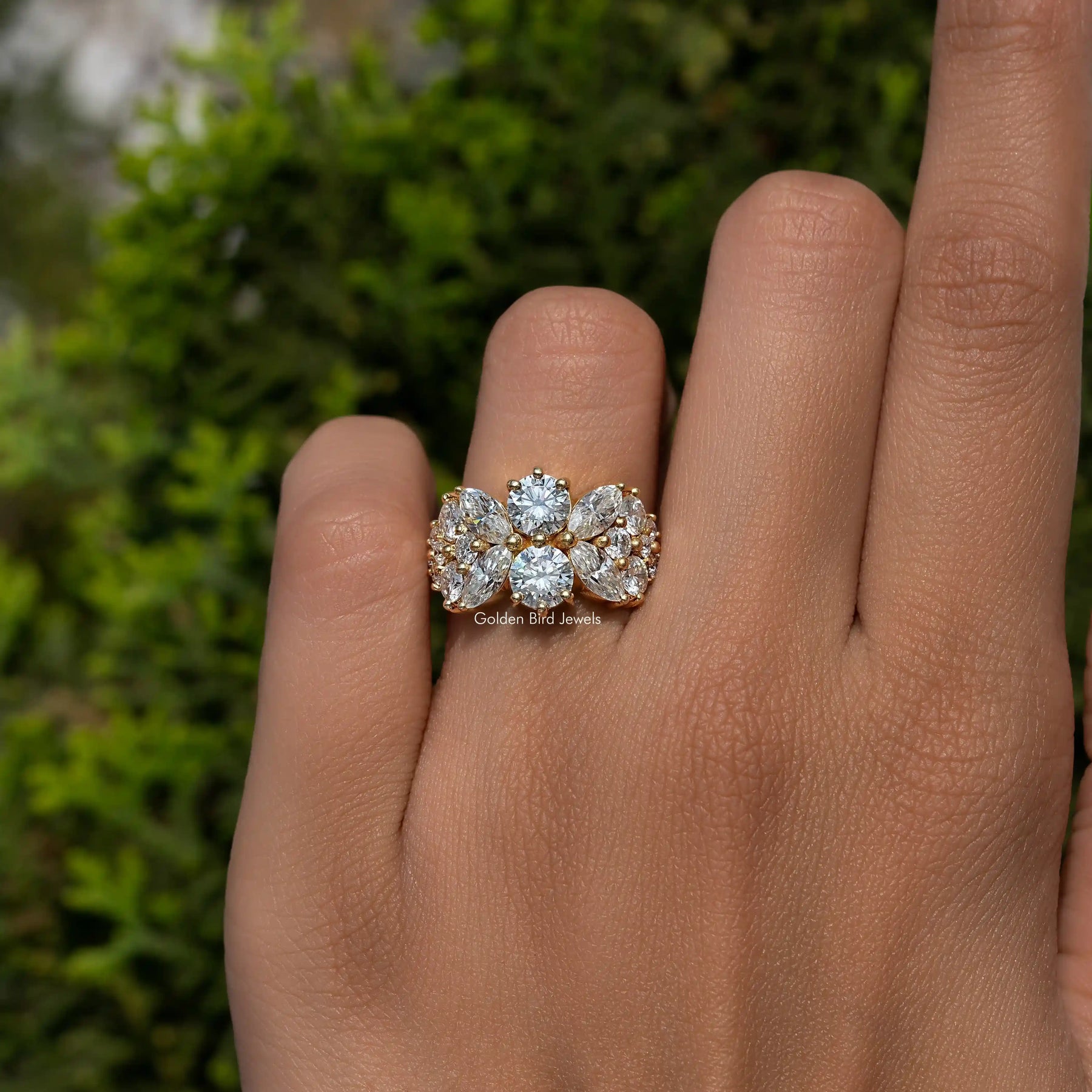 Vintage-Ring mit Moissanit im Marquise- und Rundschliff