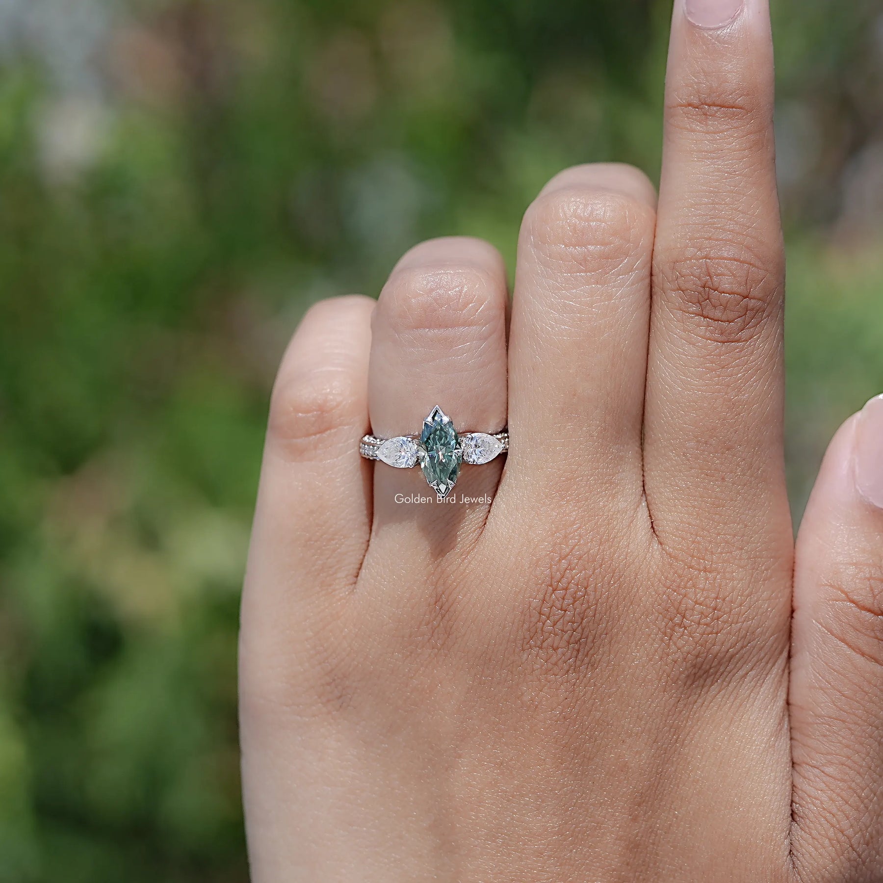 Blauer Marquise-Schliff Moissanit Drei-Steine-Ring