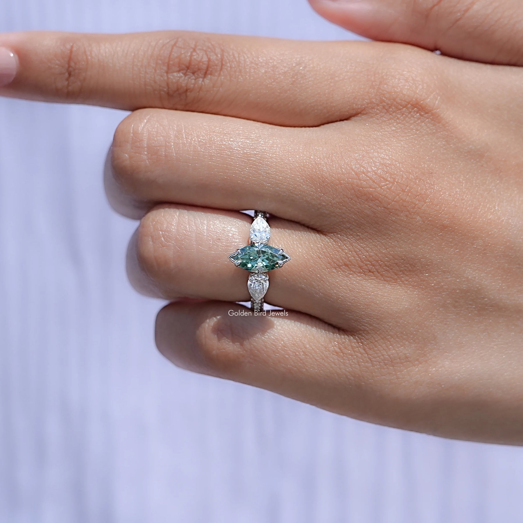 Blauer Marquise-Schliff Moissanit Drei-Steine-Ring