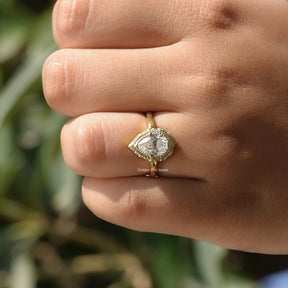 [Solitaire Pear Cut Moissanite Ring]-[Golden Bird Jewels]